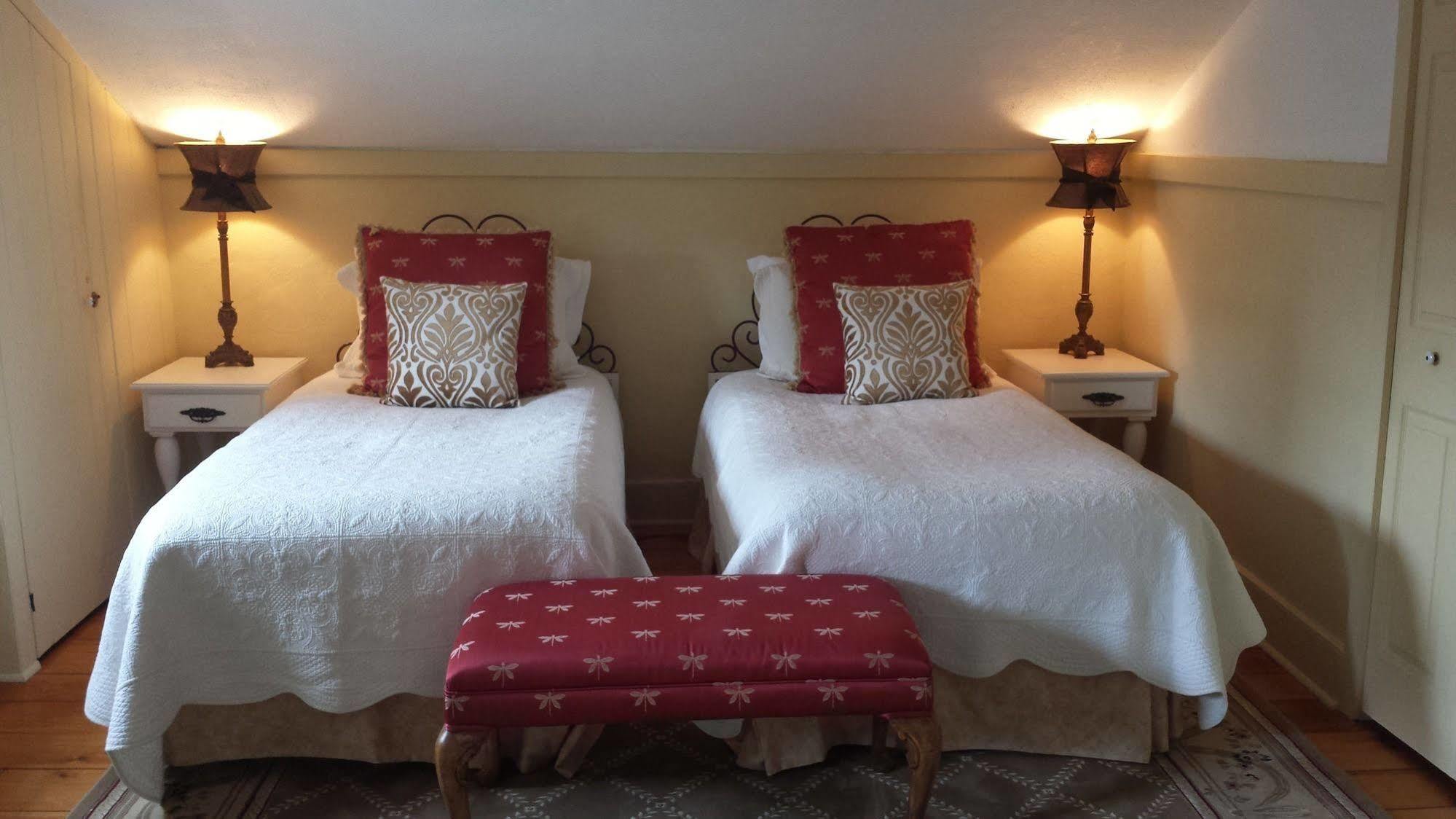 Historic Wilson-Guy House Bed & Breakfast Niagara-on-the-Lake Exterior photo