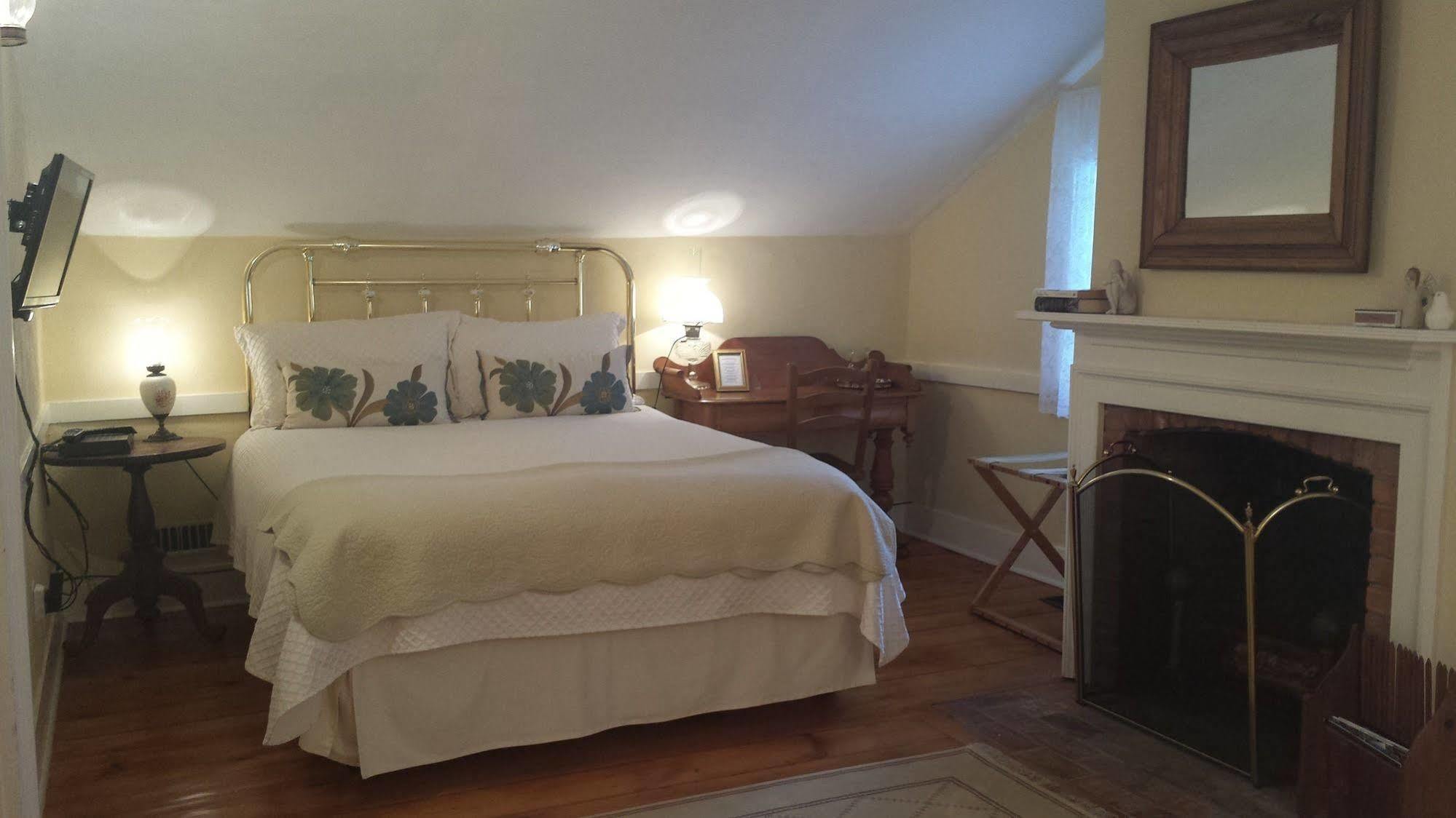Historic Wilson-Guy House Bed & Breakfast Niagara-on-the-Lake Exterior photo