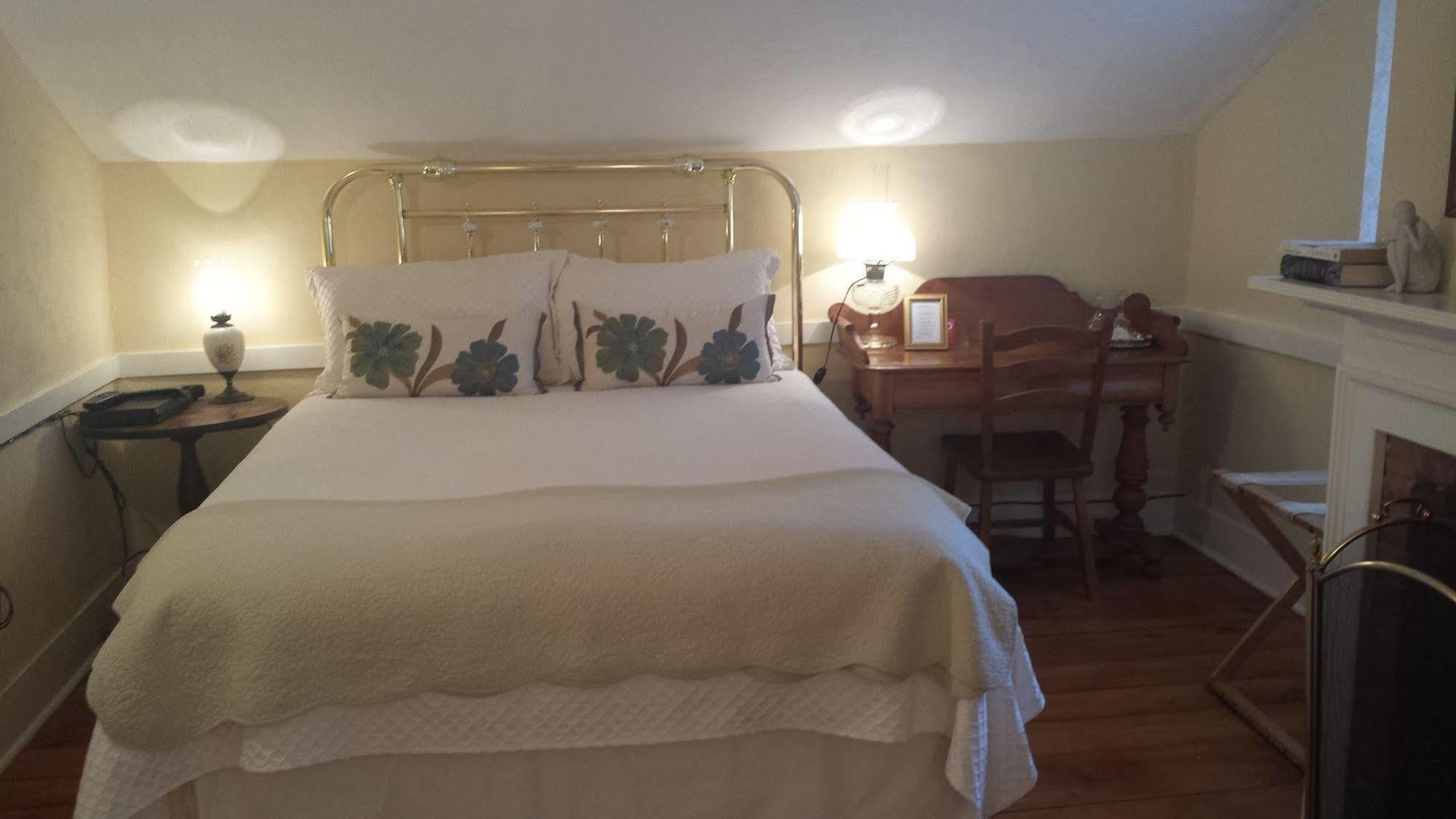 Historic Wilson-Guy House Bed & Breakfast Niagara-on-the-Lake Exterior photo